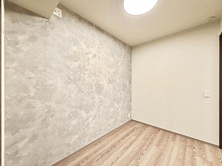 【洋室:4.2帖】明るい陽射しが差し込むマイルーム。ゆったりしたと寛ぎ時間を与えてくれます。