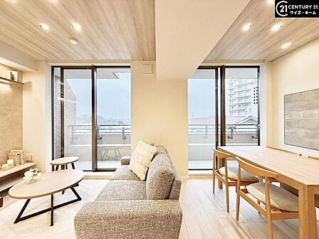 落ち着いた色合いの内装で、居心地の良い空間を演出。