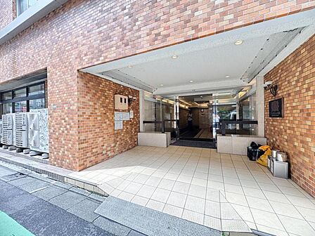 【外観】 落ち着いた色合いで、周囲の街並みに馴染む外観です。