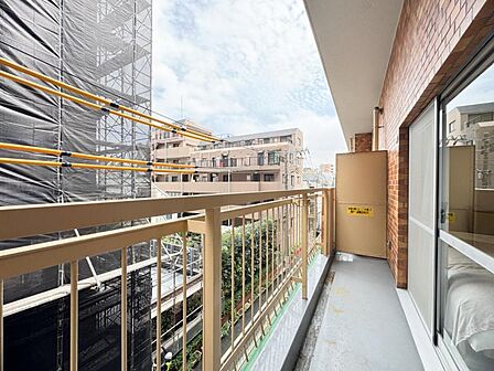 【バルコニー】 日当たりと風通しの良いバルコニー。心地よい風と眺望が癒しを与えてくれる時間。