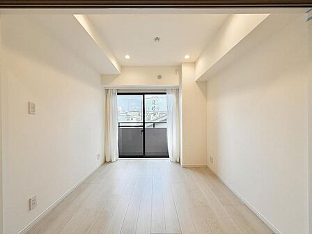 【洋室:4.2帖】木目の美しいフローリングは落ち着いた色彩で統一されどんなテイストの家具もピッタリマッチします。
