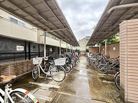 【駐輪場】屋根付きの駐輪場は雨の日などにとても重宝します。