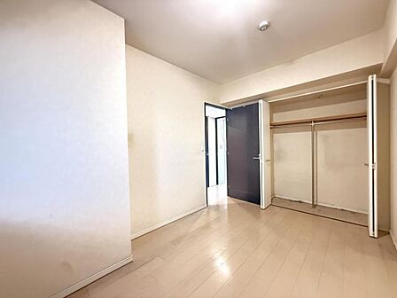 使い勝手の良い収納が豊富で、物が多くてもスッキリ片付けられます。