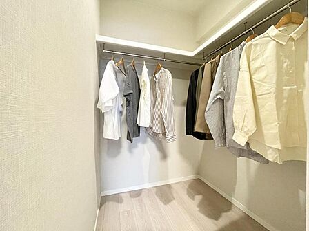 【収納】 大きなWICが完備。衣類や大きな家電などをマルチに収納できて住空間をより広げてくれます。