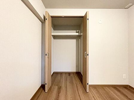 【収納】丈の長いコートやワンピースをハンガーに掛けてシワを付けずに収納できます。