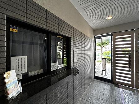 【エントランス】居住者を迎える上品な空間です。