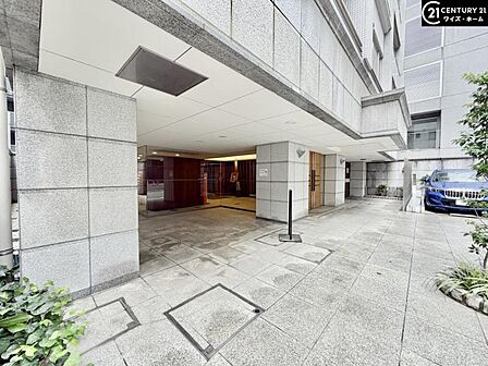 【外観】落ち着いた色合いで、周囲の街並みに馴染む外観です。