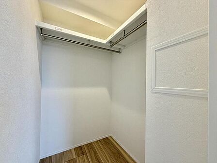【収納】大きなWIC完備。衣類や大きな家電などをマルチに収納できて住空間をより広げてくれます。