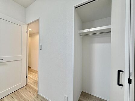 【収納】丈の長いコートやワンピースをハンガーに掛けてシワを付けずに収納できます。