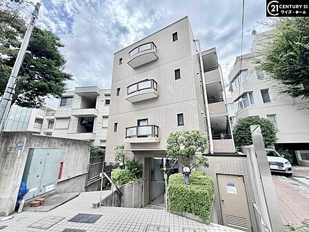 【外観】住宅街に映える端正なマンション。暮らしの舞台にふさわしい落ち着きと品格を備えています。