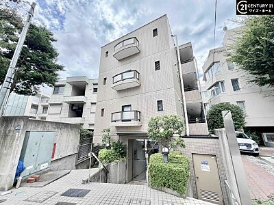 外観：【外観】住宅街に映える端正なマンション。暮らしの舞台にふさわしい落ち着きと品格を備えています。
