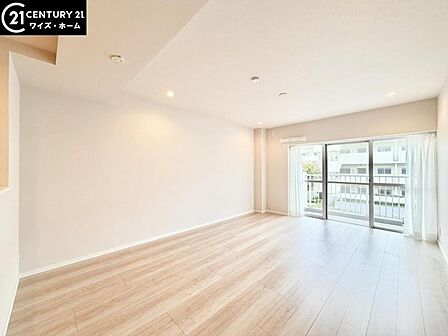 【LDK:15.2帖】 リビングでは、家族が集まり一緒の時間を過ごせる空間となっています。穏やかな時間を心ゆくまで堪能できる居心地の良い住空間。