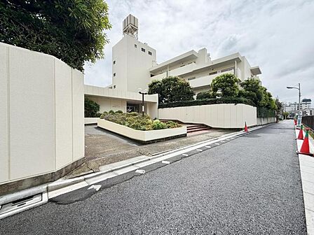 【エントランス】 しっかりと管理が行き届き開放感があり明るいマンションの顔