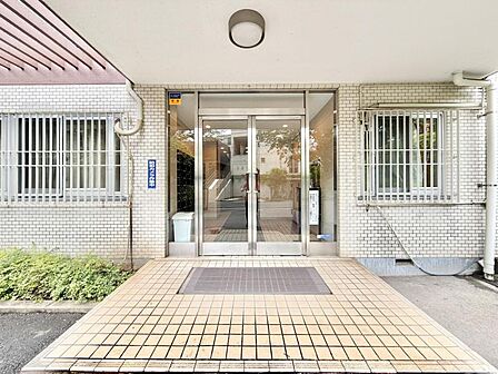 【エントランス】　しっかりと管理が行き届き開放感があり明るいマンションの顔