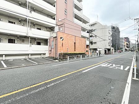 【駐車場】建物に隣接し、雨の日も移動がスムーズです。