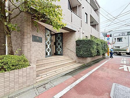 【外観】 清潔感のある明るいエントランスが、毎日の帰宅を心地よく迎えてくれます。