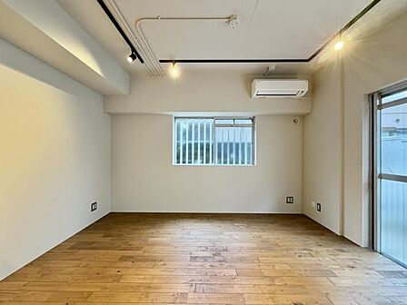 【洋室：7帖】明るい室内では、お好きな家具で好きな時間をお過ごしください