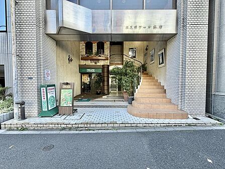 【エントランス】住まいへと続く落ち着いた導入空間。