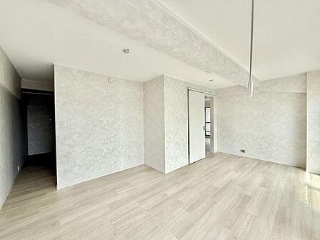 【洋室】心地よい朝陽が差し込む、快適なお部屋。