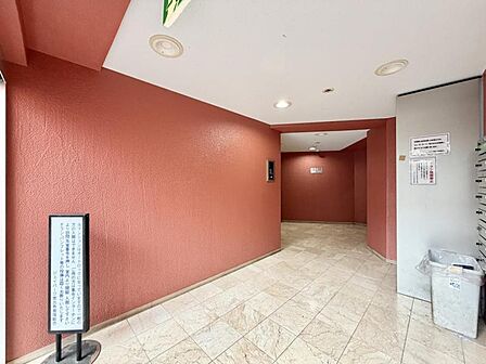 【エントランス】日常の始まりと終わりを彩る空間。