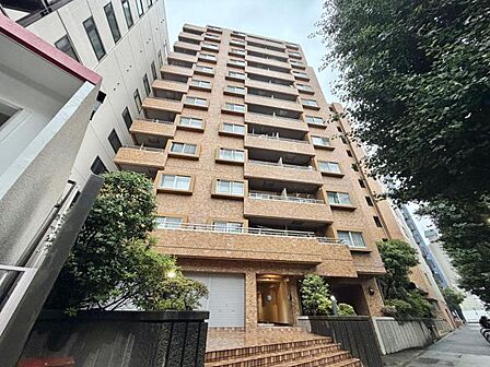 【外観】落ち着いた色合いで、周囲の街並みに馴染む外観です。
