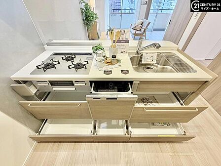 【キッチン】収納スペースが豊富で、調理器具もスッキリ片付きます。