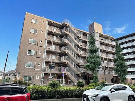 【外観】周囲の街並みと調和する落ち着いた色調。上質な日常を予感させる。
