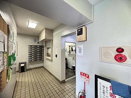 【エントランス】整然とした印象の共用エリア。