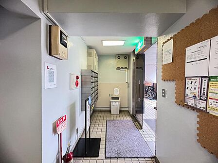 【エントランス】明るく開放感のあるエントランスです。
