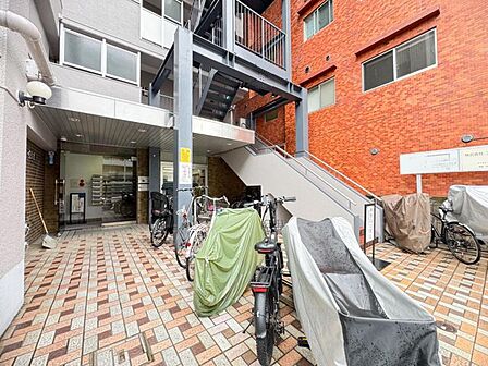 【エントランス】品格を感じさせる共用部の入口部分。