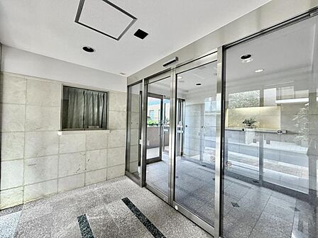 【エントランス】落ち着いた外観にマッチしたエントランス。