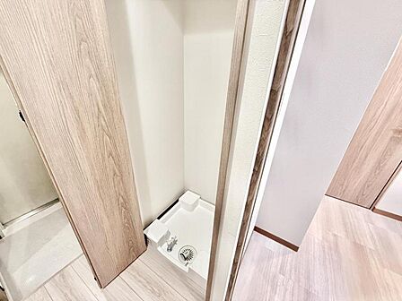 【洗面所】　大型ドラム式洗濯機も設置可能なランドリースペース。