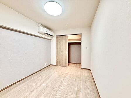 【洋室：5.5帖】　一日の疲れをいやしてくれる主寝室。時を忘れて過ごす場所として過ごせるお部屋です。