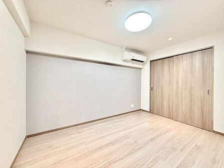 【洋室：5.3帖】　どんな家具にも調和する明るく落ち着いた内装 大切な時間を豊かに、快適にお過ごしいただけます。