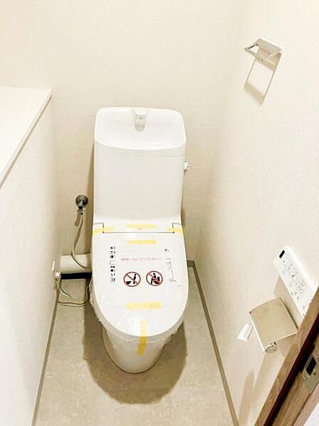【トイレ】 小さなお子さまも使うトイレだからこそ、掃除のしやすさは大切。床材や壁の素材にも配慮され、日々のメンテナンスがぐっとラクになります。
