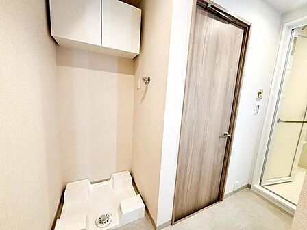 【洗面所】 上部の吊戸棚には日用品を収納することもできランドリースペースをスッキリとお使いいただけます。