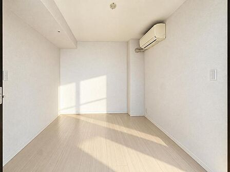【洋室:6.0帖】 シンプルで綺麗な形の居室は季節に合わせてインテリアを楽しみながらお住まいいただけます。
