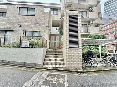 【エントランス】共用部の階段です。明るく清潔に管理されています。