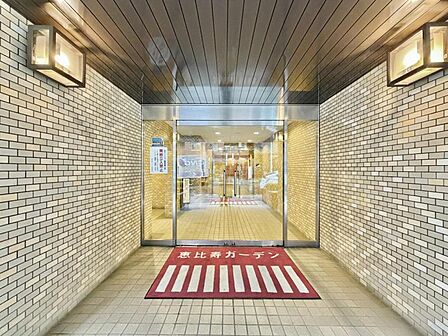 【エントランス】夜間も照明が灯り、帰宅時を明るく照らします。