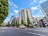 外観：【外観】周囲の街並みと調和する落ち着いた色調。上質な日常を予感させる。