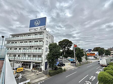 【外観】落ち着いた色合いで、周囲の街並みに馴染む外観です。