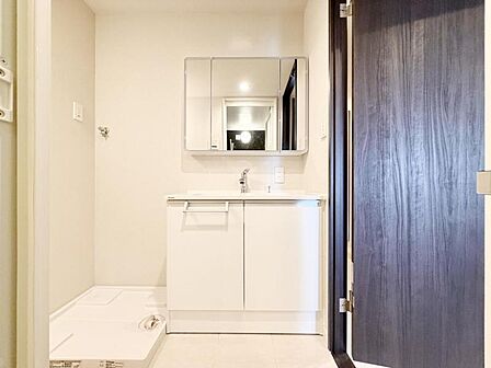 【洗面所】使い勝手の良い洗面台で、朝の準備もスムーズにこなせます。