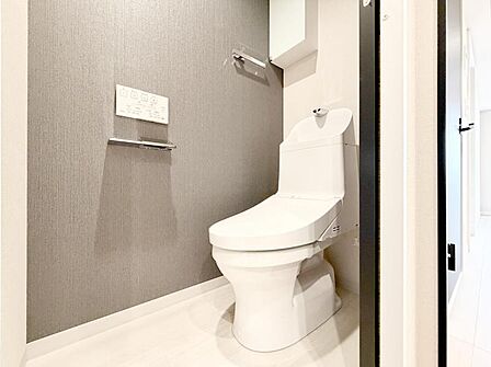 【トイレ】清潔感のあるシンプルで使いやすいトイレです。