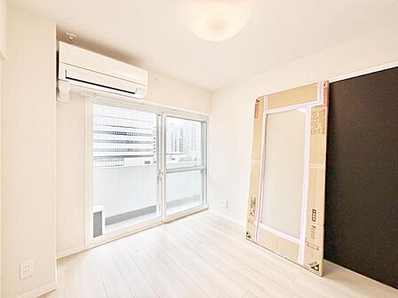 【洋室：4.5帖】シンプルで温かみのあるデザインで、ゆったりと過ごせます。