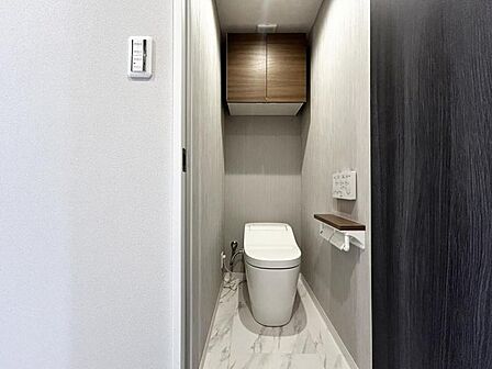 【トイレ】清潔感のあるシンプルで使いやすいトイレです。