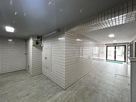 【エントランス】落ち着いた雰囲気のエントランスで皆様をお出迎え