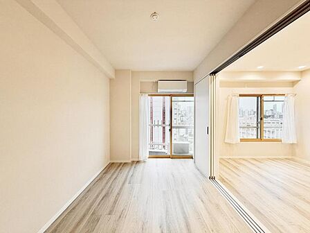 【洋室:5.5帖】シンプルで温かみのあるデザインで、ゆったりと過ごせます。