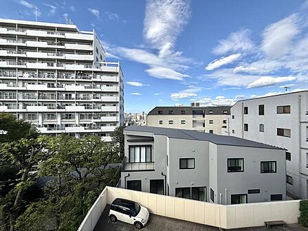【バルコニー】心地よい風を感じながら過ごせる、ゆとりある空間です。