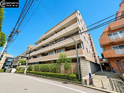外観:【外観】 青空に映える重厚な佇まい。都心の喧騒を忘れさせる端正な外観。 外観:【外観】 青空に映える重厚な佇まい。都心の喧騒を忘れさせる端正な外観。