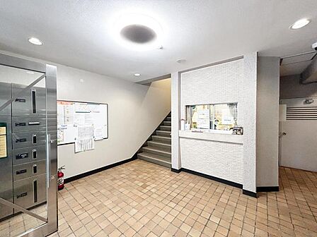 【エントランス】　住民同士の挨拶が飛び交うエントランスは明るく快適で気持ちの良い空間